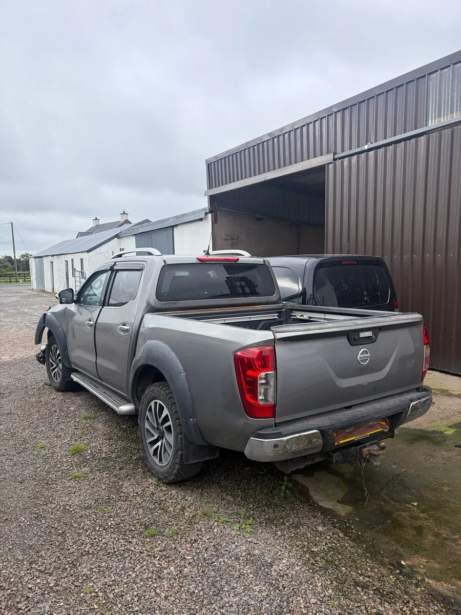 Damaged repairable np300 Navara - Image 3