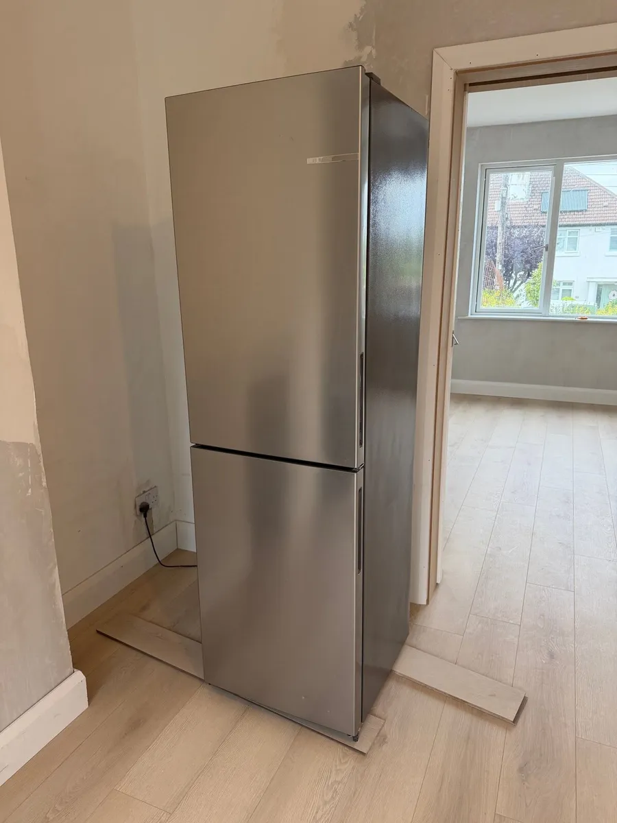 Bosch Serie 2 NoFrost Fridge Freezer – KGN27NLFAG - Image 1