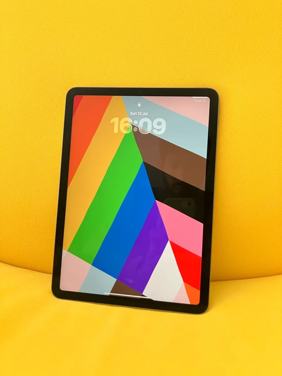 Apple iPad Air 64GB - Image 1