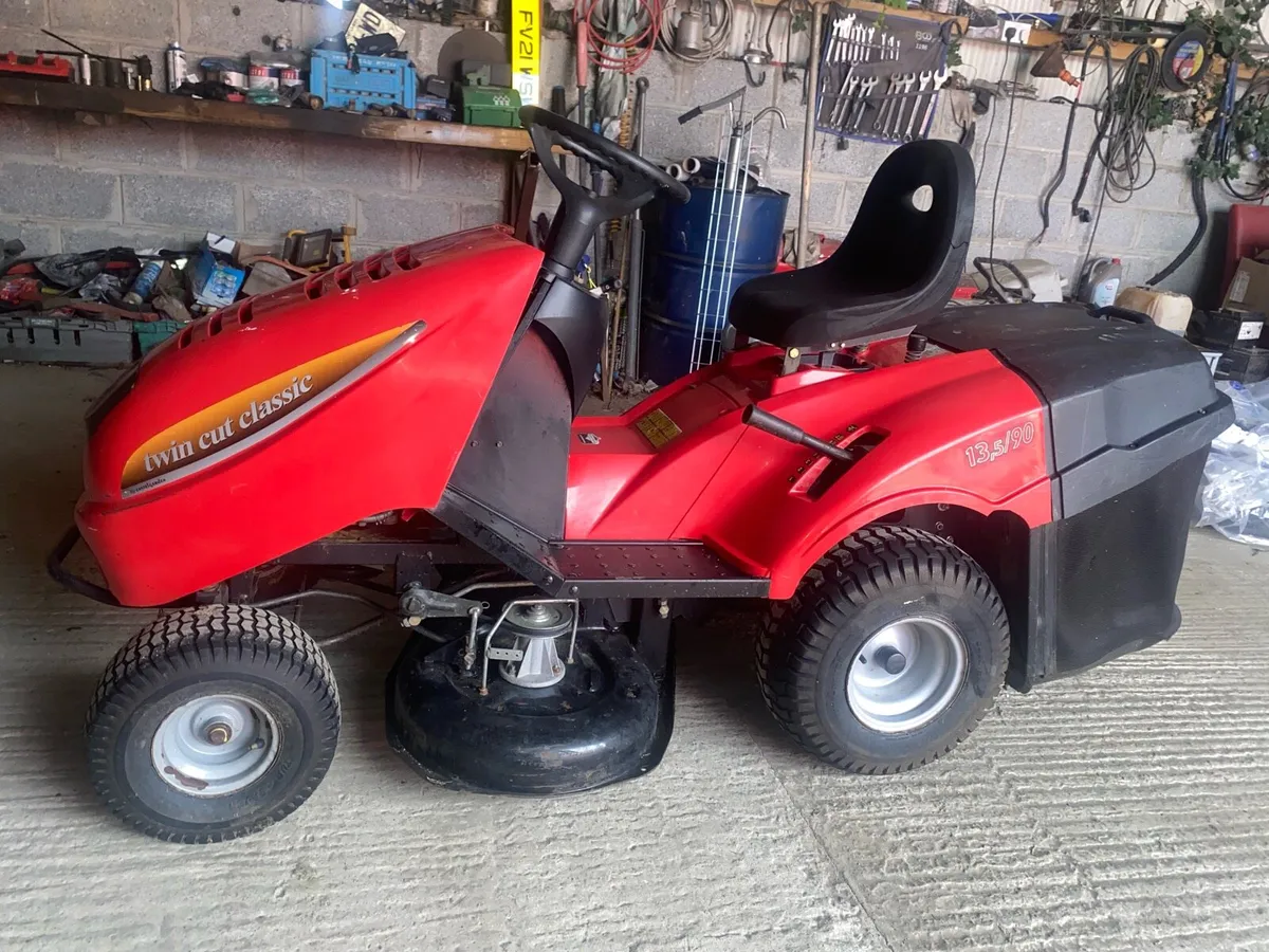 Castle garden twin cut classic ride on lawnmower - Image 4