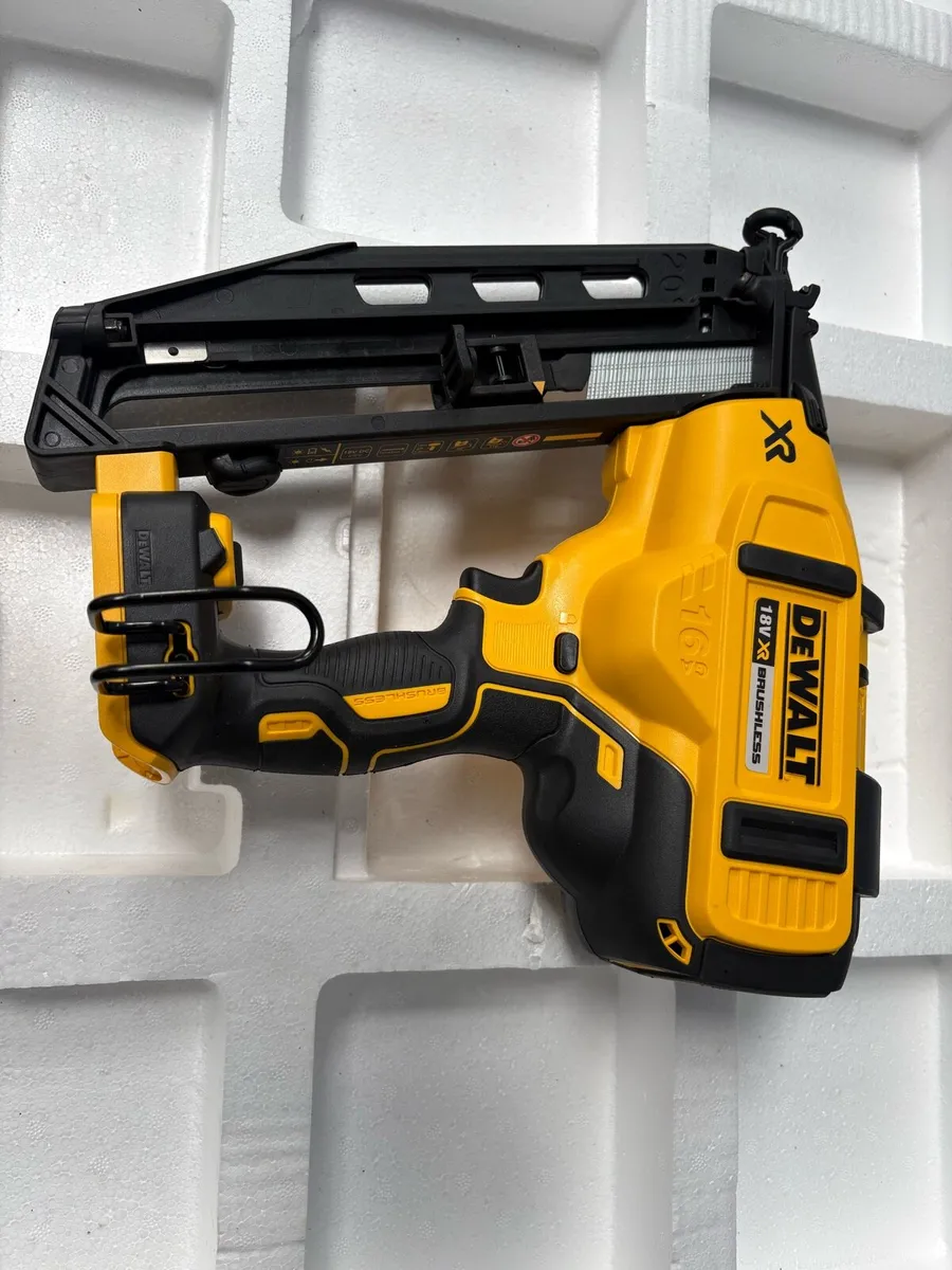 Dewalt pinner nailgun DCN660 - Image 1