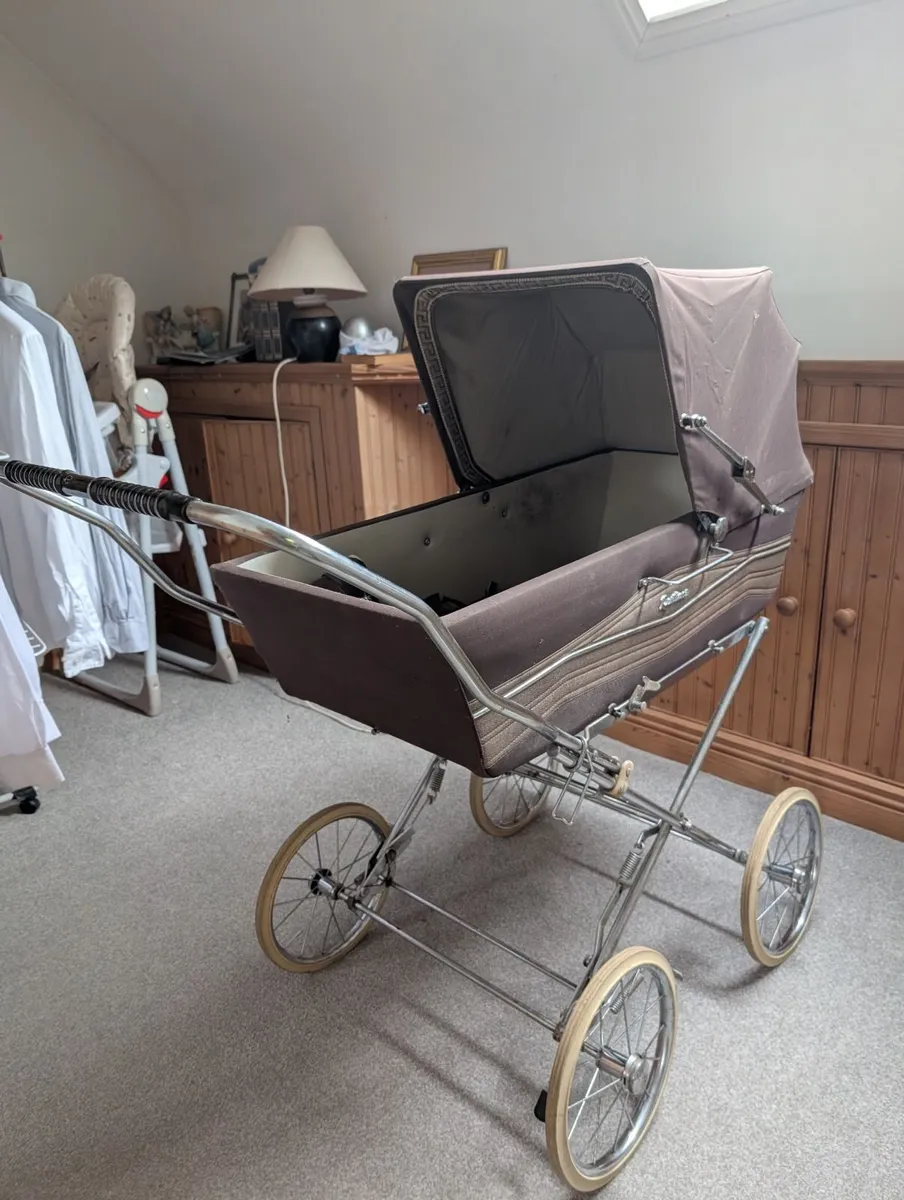 Vintage pram - Image 2