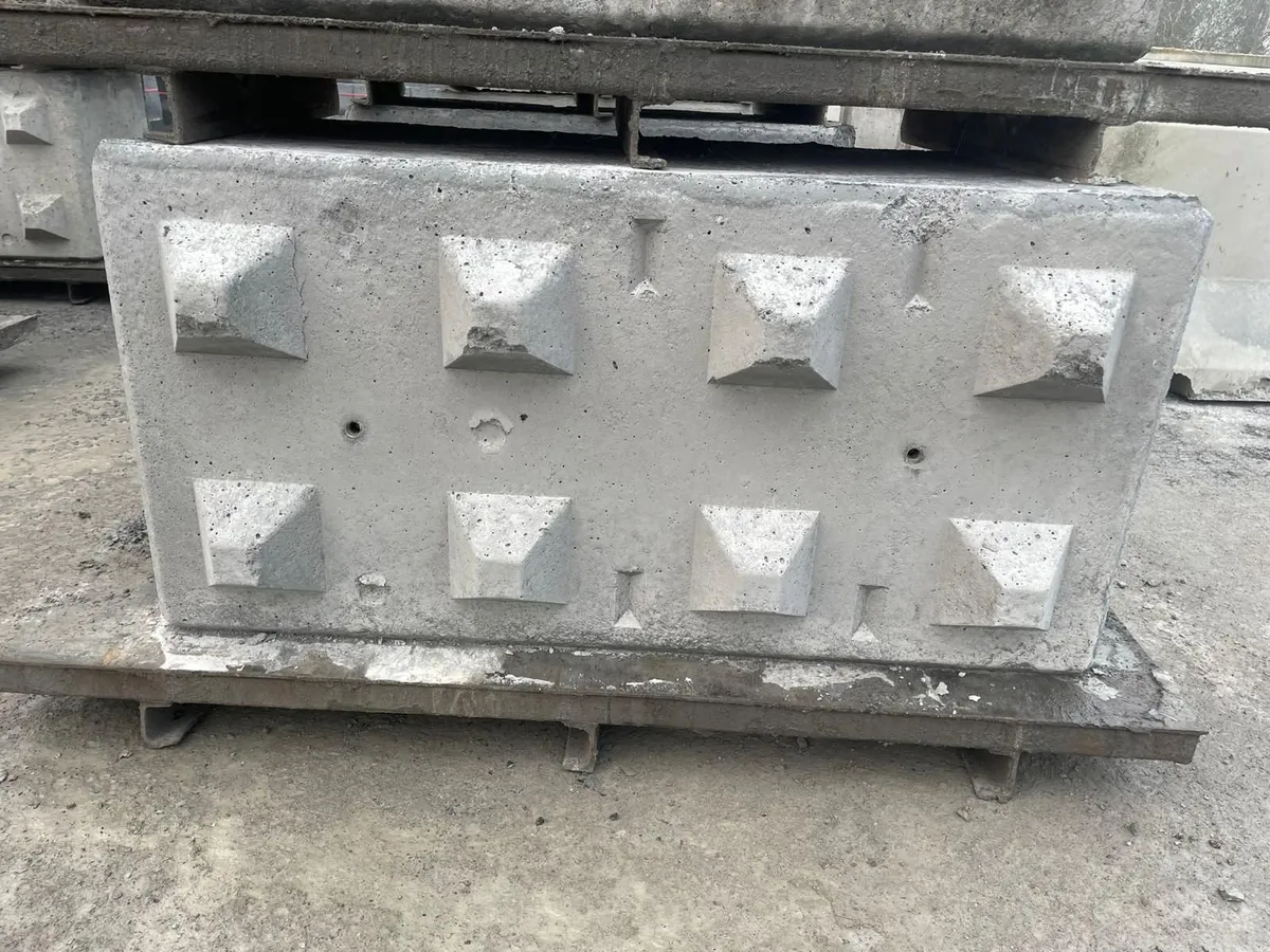 Concrete Kelly / Lego Blocks - Image 2