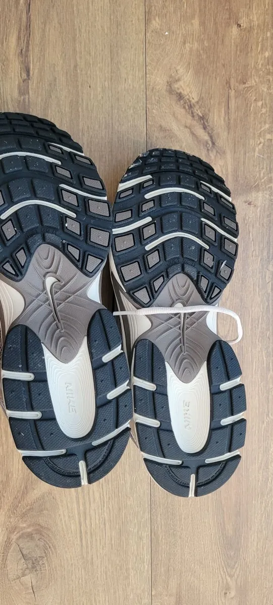 Nike running shoes, Mens size 8 - Image 2