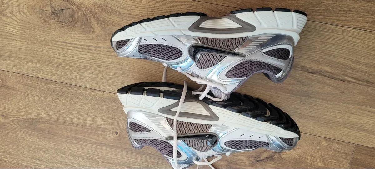 Nike running shoes, Mens size 8 - Image 1