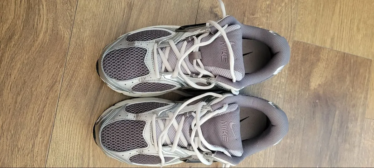 Nike running shoes, Mens size 8 - Image 4
