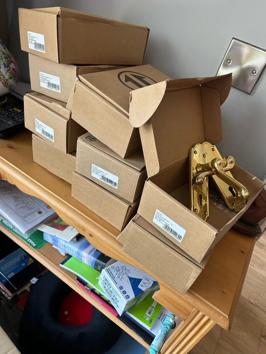 Nine sets of secondhand brass doors handles - Image 1