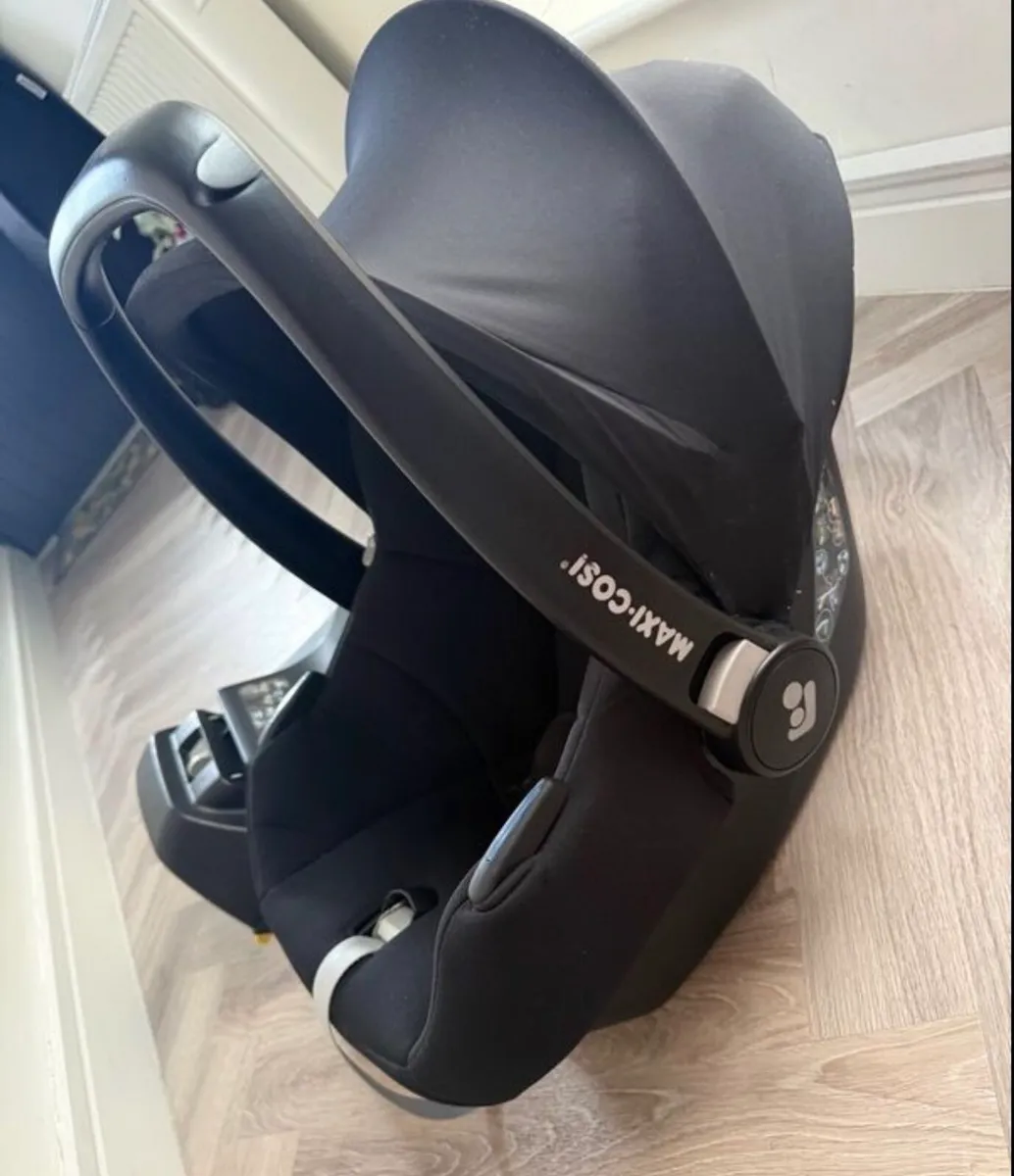 Maxi Cosi Cabriofix car seat & isofix base - Image 2