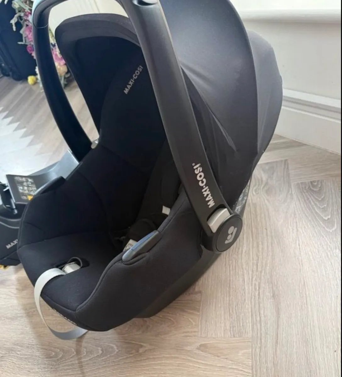 Maxi Cosi Cabriofix car seat & isofix base - Image 3