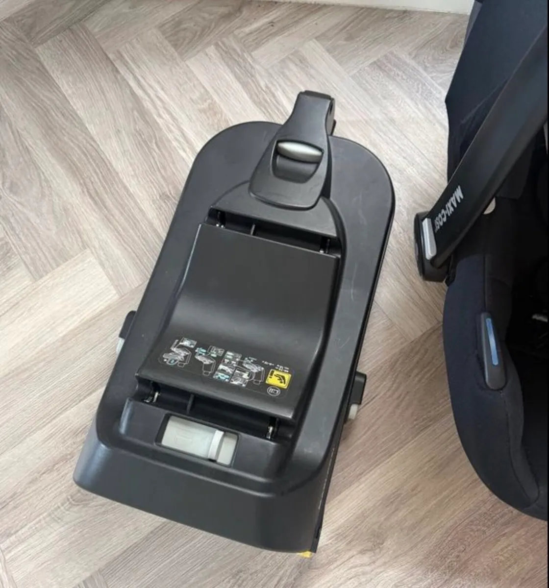 Maxi Cosi Cabriofix car seat & isofix base - Image 4
