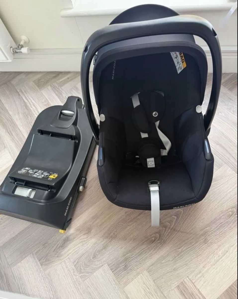 Maxi Cosi Cabriofix car seat & isofix base - Image 1