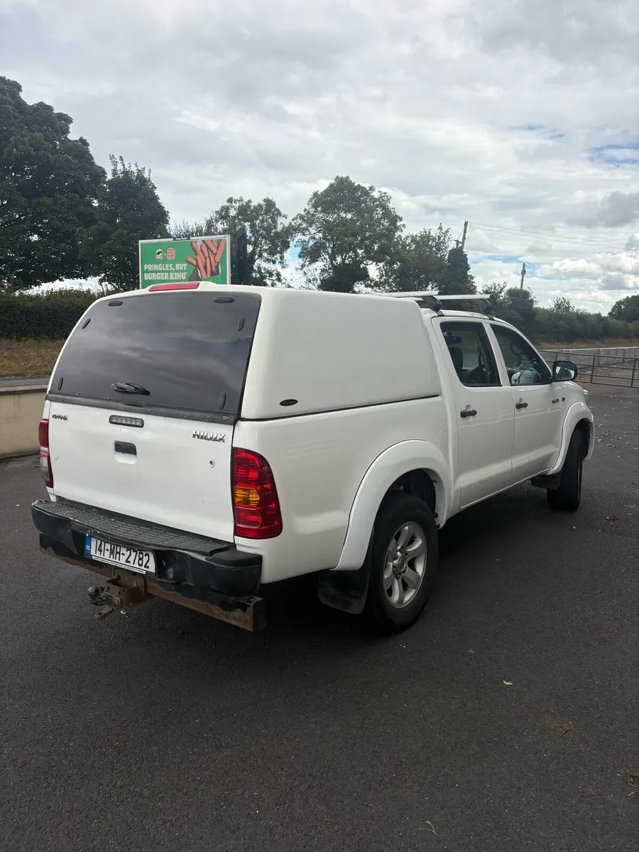 2014 Toyota Hilux crew cab - Image 4