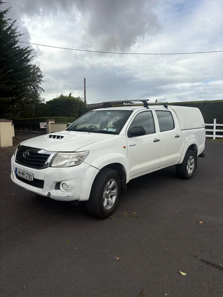 2014 Toyota Hilux crew cab - Image 2