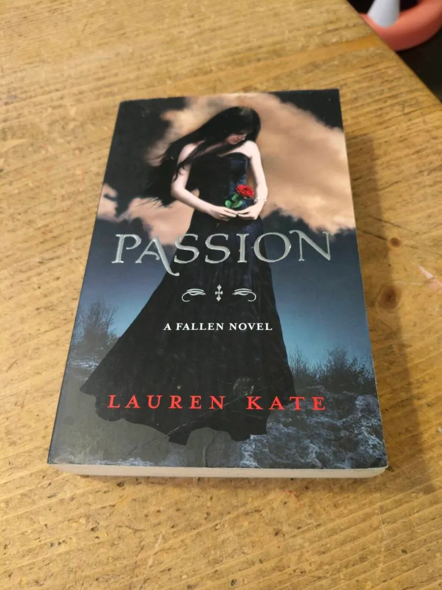 Paperback book, Passion Lauren Kate - Image 1