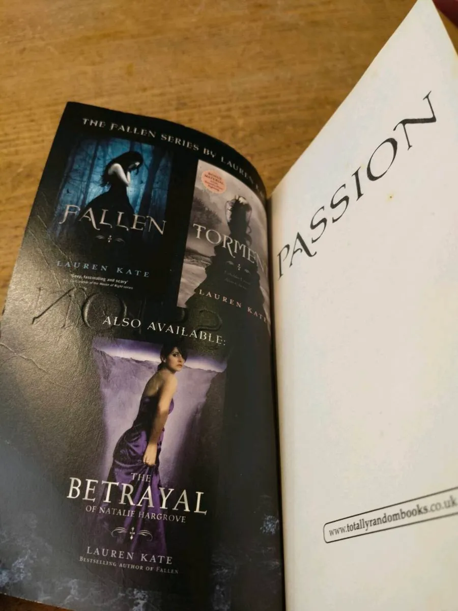 Paperback book, Passion Lauren Kate - Image 3