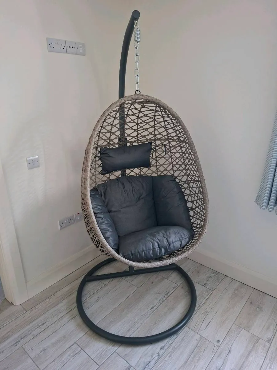 Hanging egg chair - Image 1