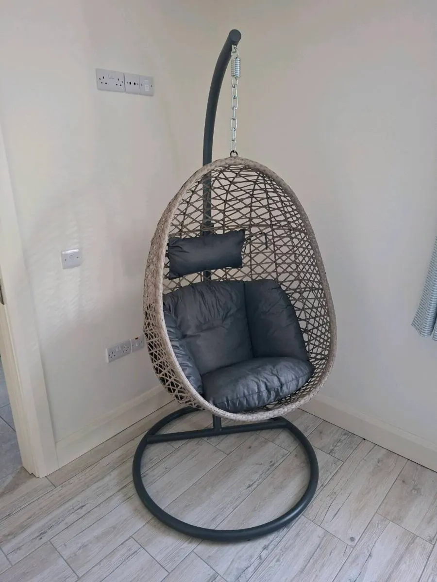 Hanging egg chair - Image 2