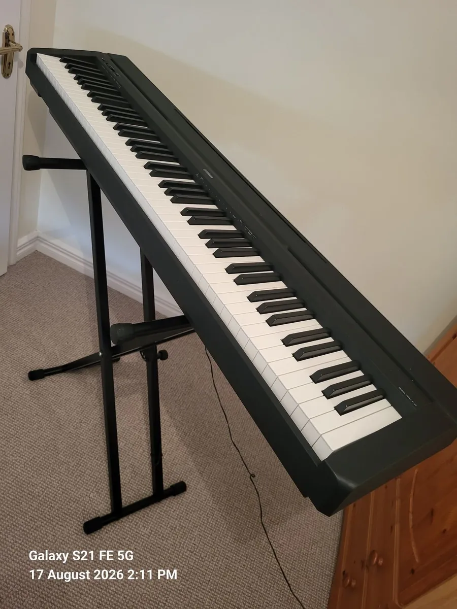 Yamaha digitall piano P45B with stand