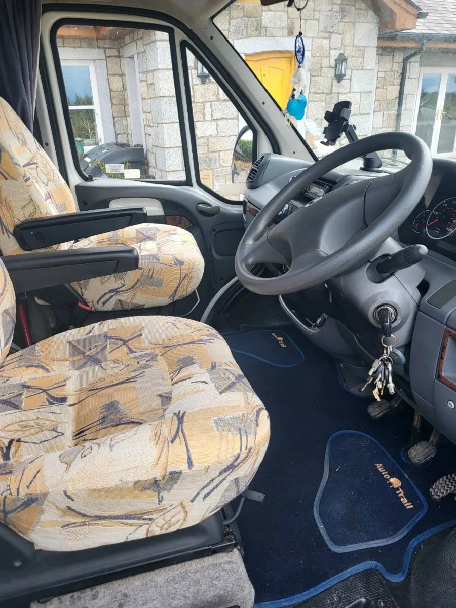 Camper van - Image 2