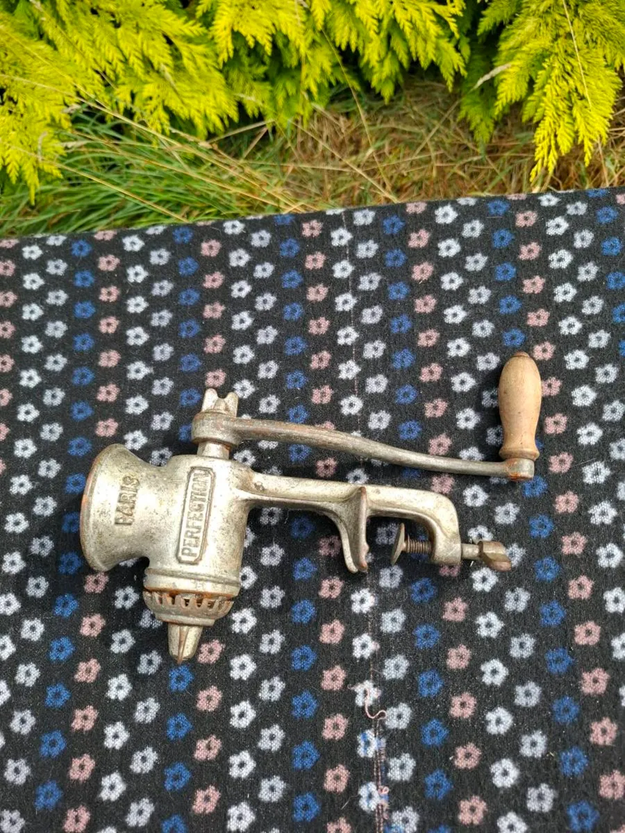 Vintage manual meat grinder postage possible - Image 1