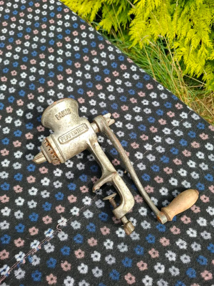 Vintage manual meat grinder postage possible - Image 2