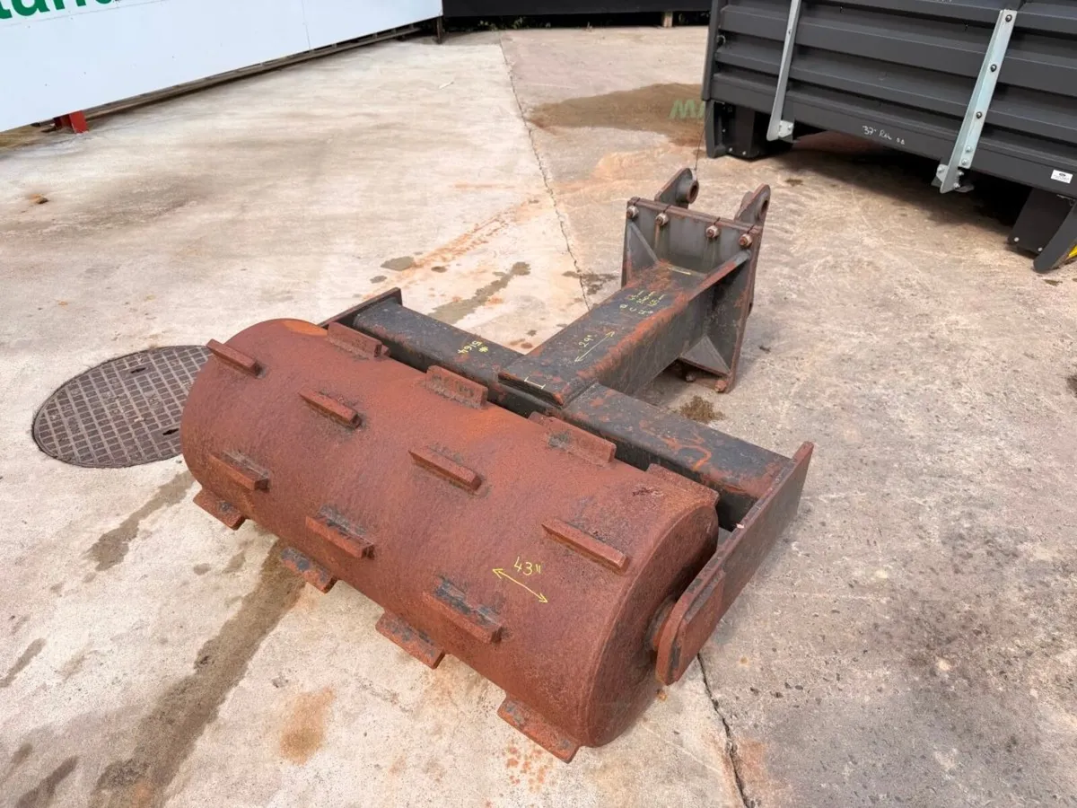 JCB 3CX TRENCH COMPACTOR PAD ROLLER ...5164 - Image 4