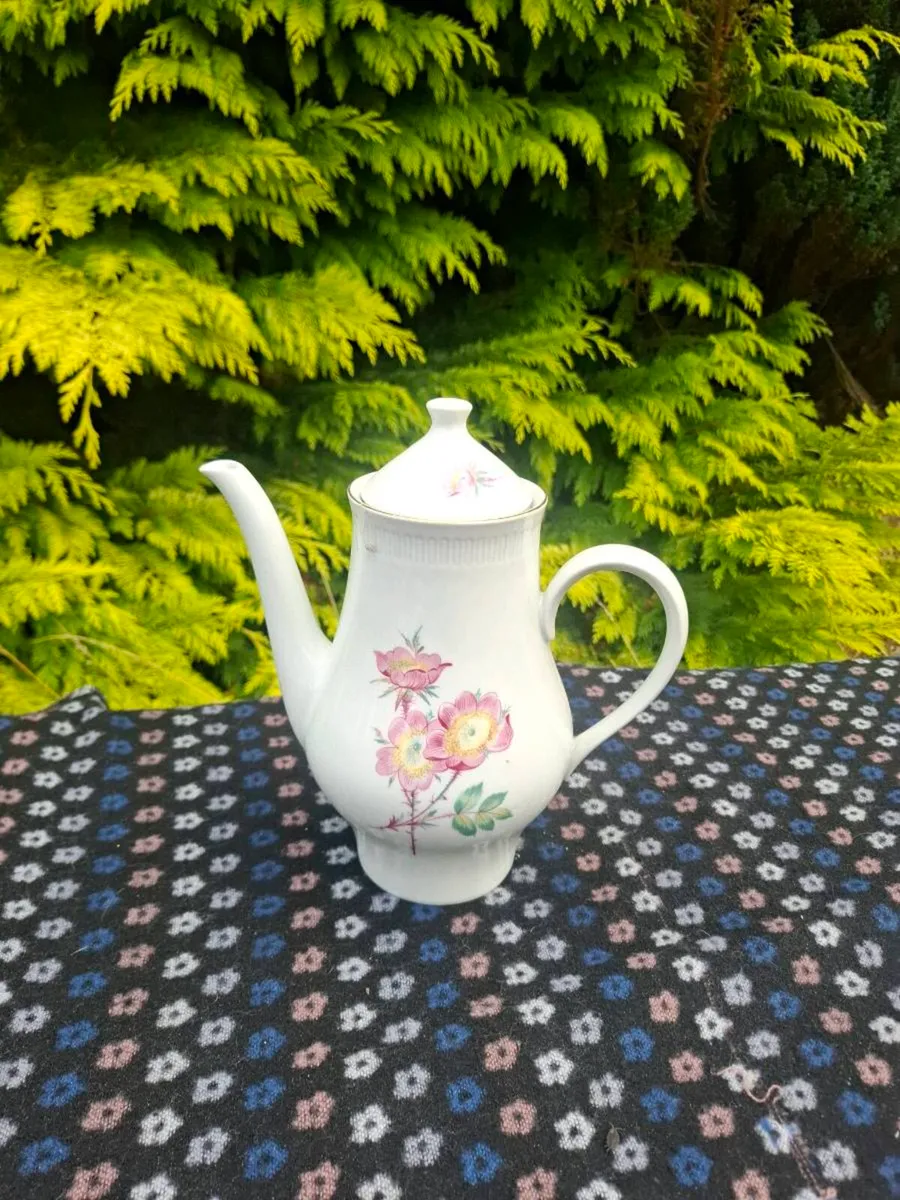 China pink tea pot - Image 1