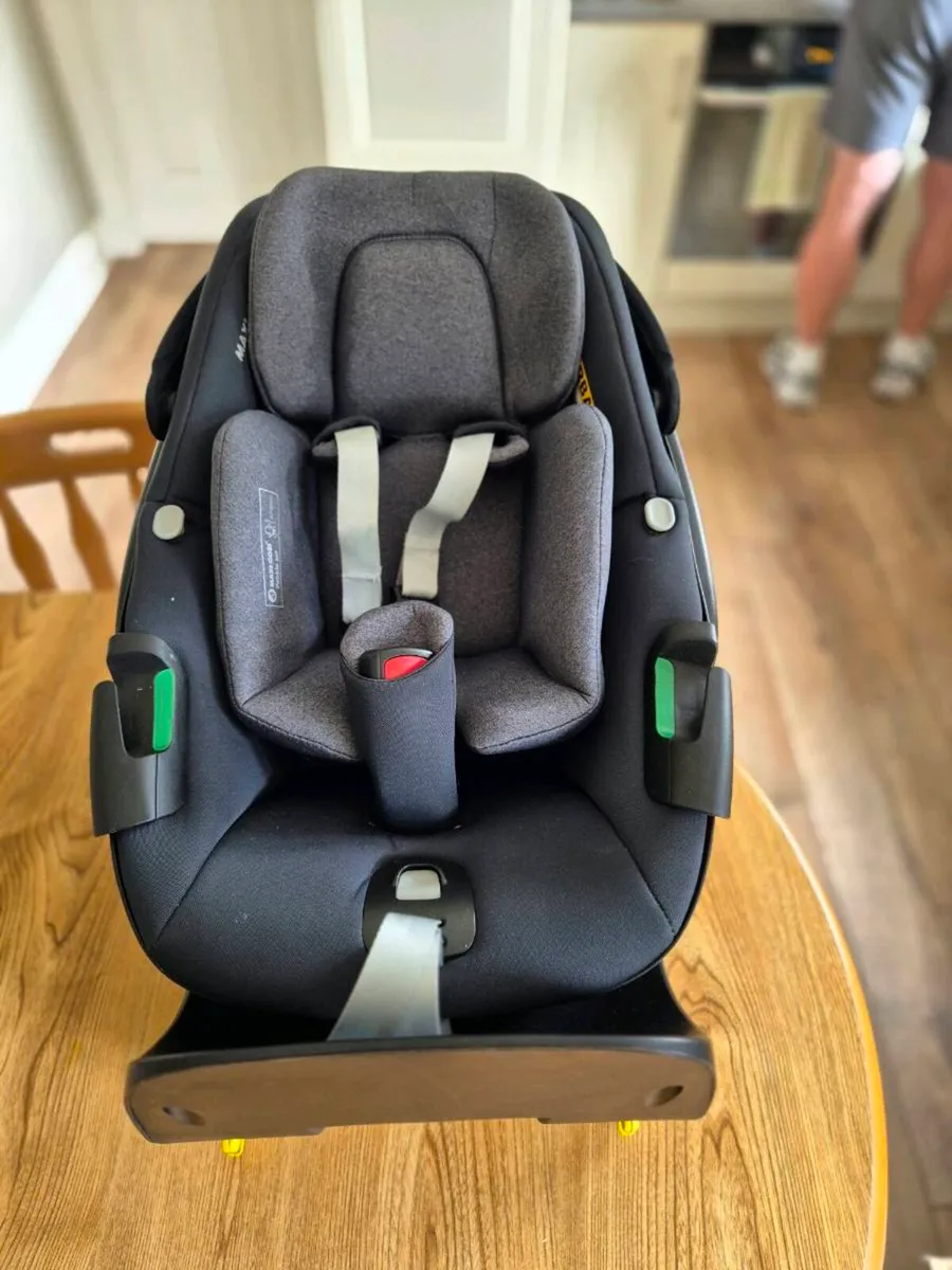Maxi Cosi Pebble 360 and familyfix base 360 bundle - Image 1
