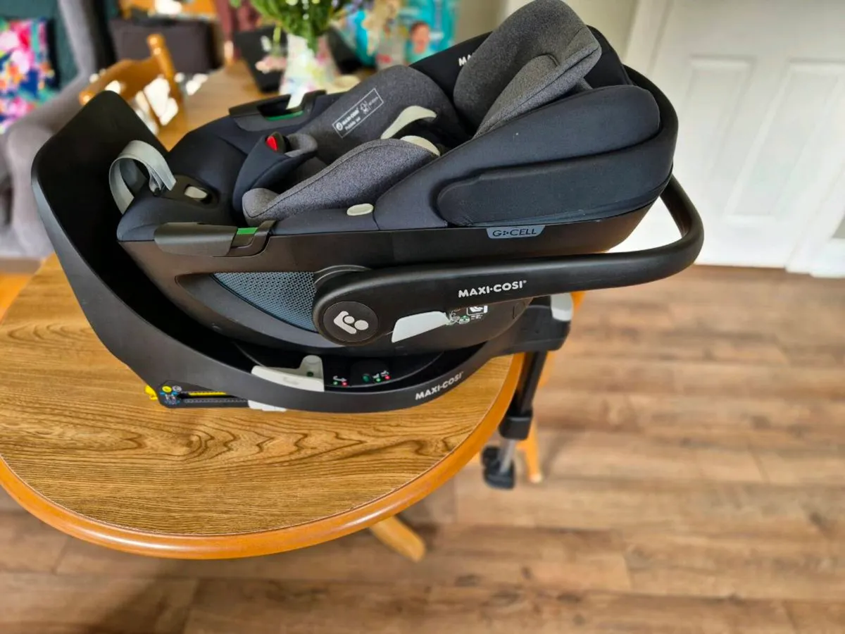 Maxi Cosi Pebble 360 and familyfix base 360 bundle - Image 2
