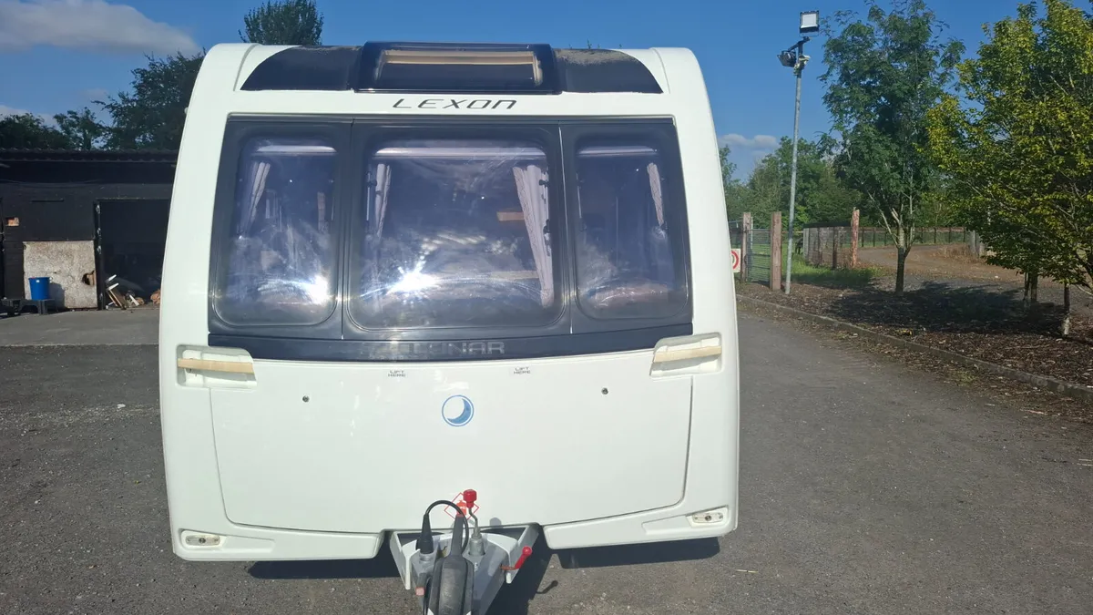 Lunar Lexon Fixed Bed 4 Berth Caravan - Image 3