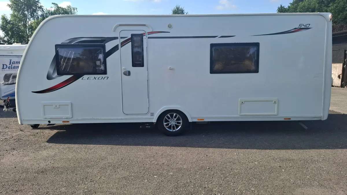 Lunar Lexon Fixed Bed 4 Berth Caravan - Image 4