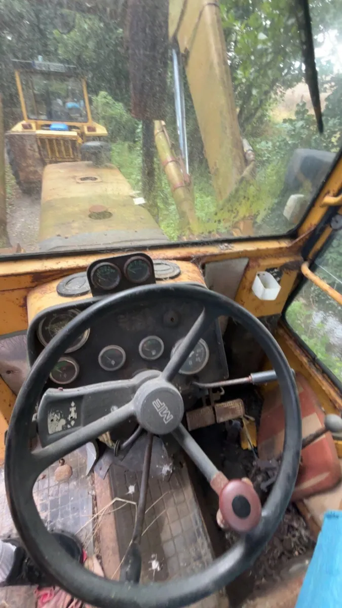 Massey Ferguson loader - Image 4