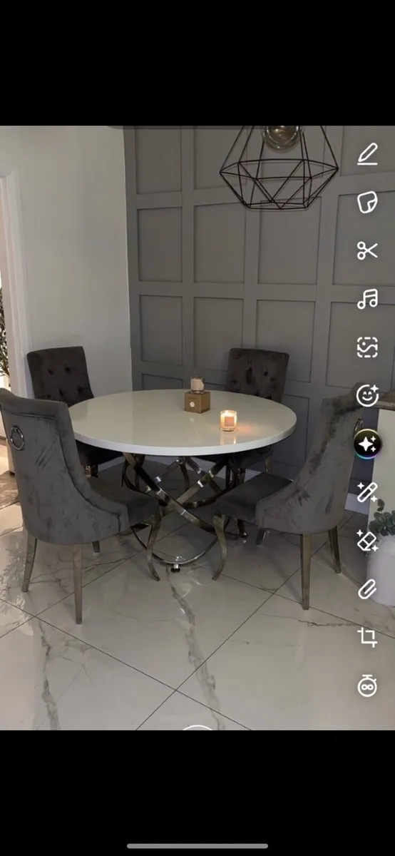 Table and 4 chairs - Image 1