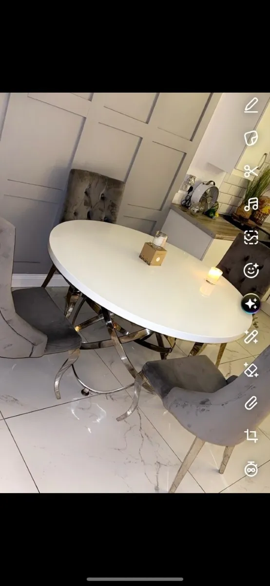 Table and 4 chairs - Image 3