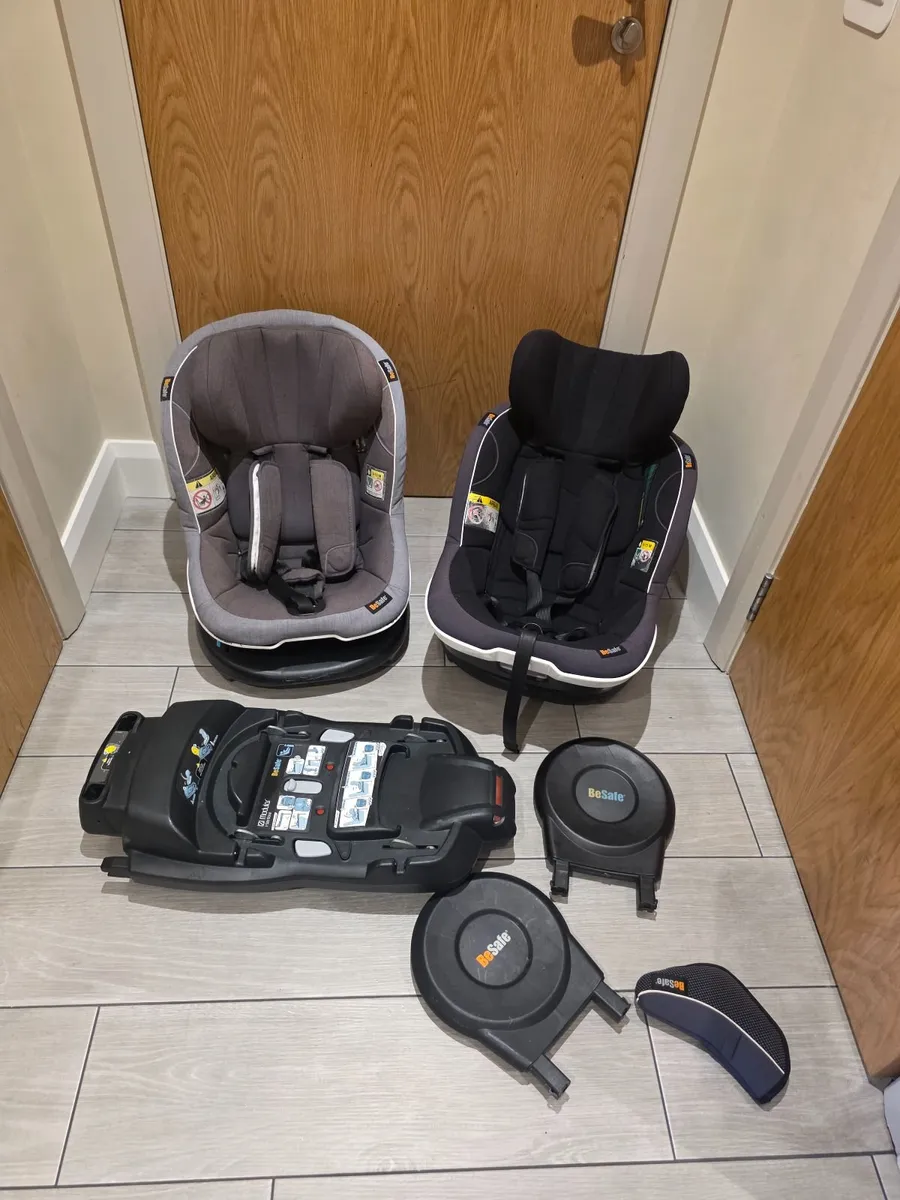 2 car seats with Isofix bases - Image 1