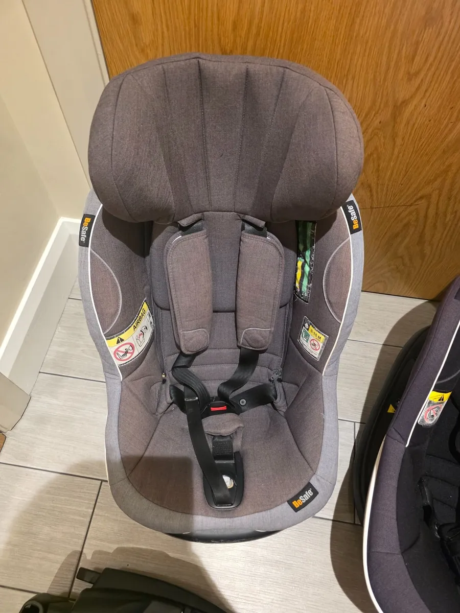 2 car seats with Isofix bases - Image 2