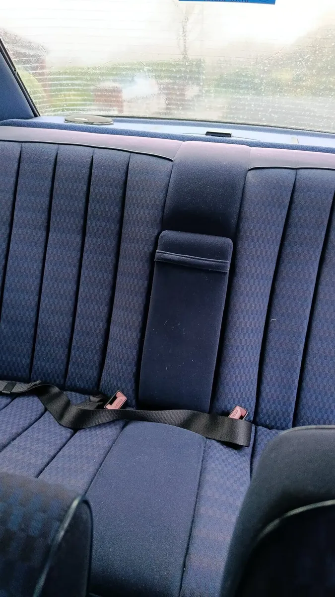 Mercedes Benz 190 - Image 4