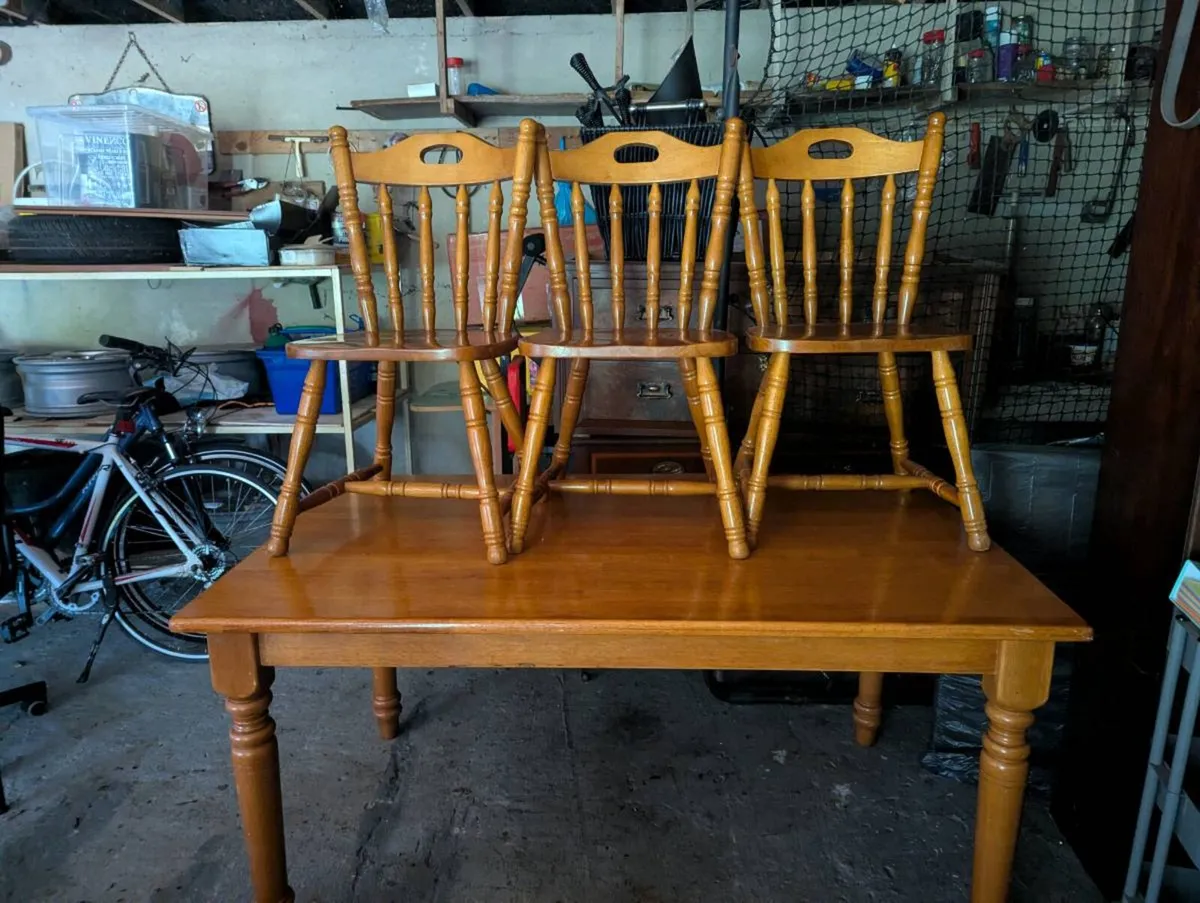 Dining table and 6 chairs - Image 2