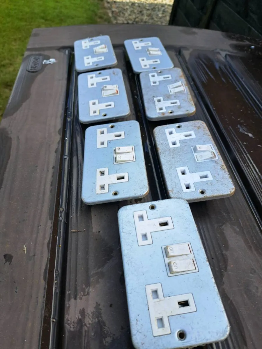7 industrial  electric  sockets - Image 2
