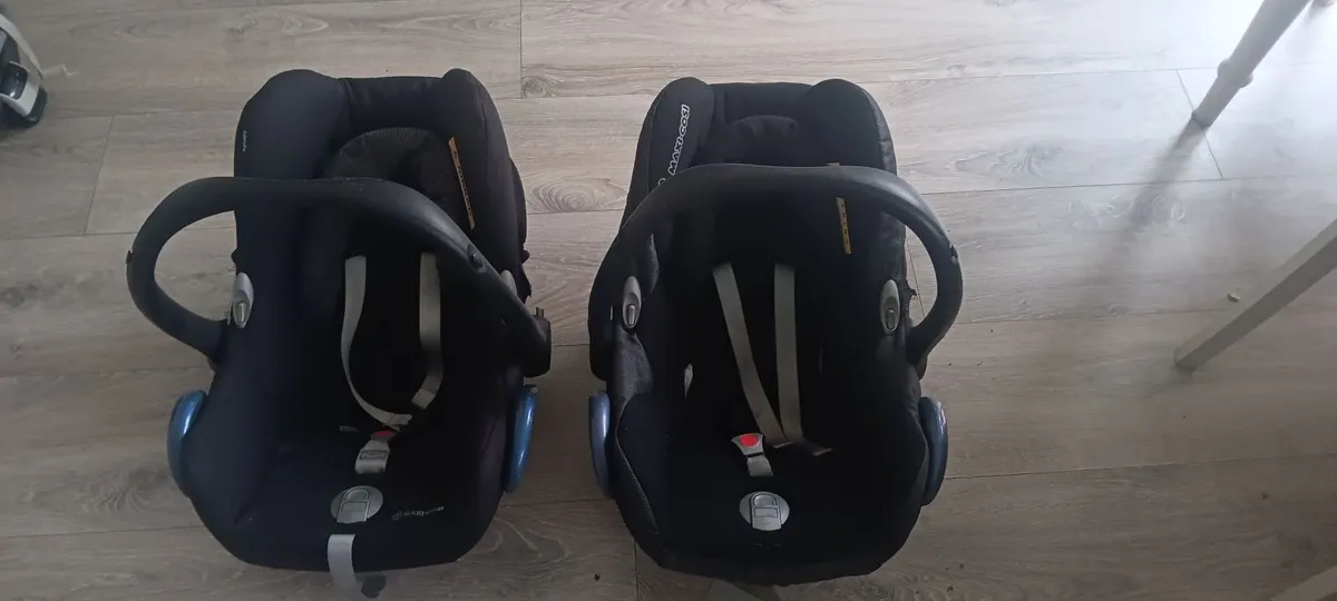 Selection of child seats - Image 1