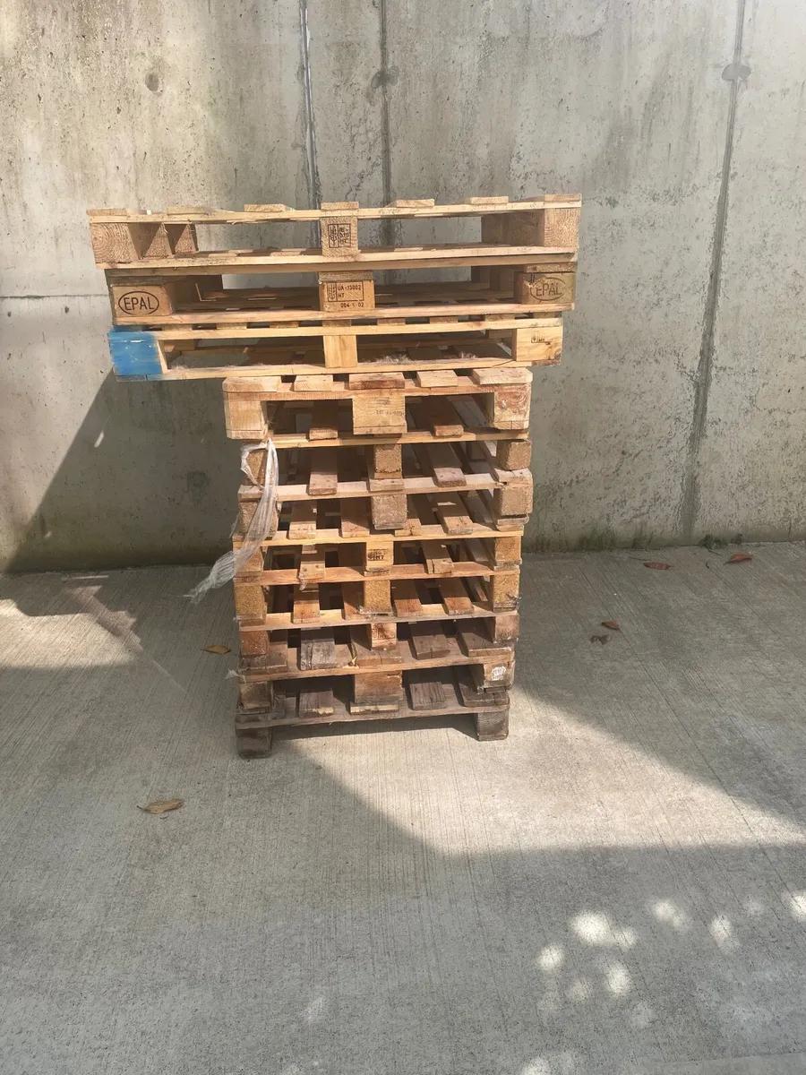 12 FREE WOODEN PALLETS – CARRIGALINE – COLLECTION