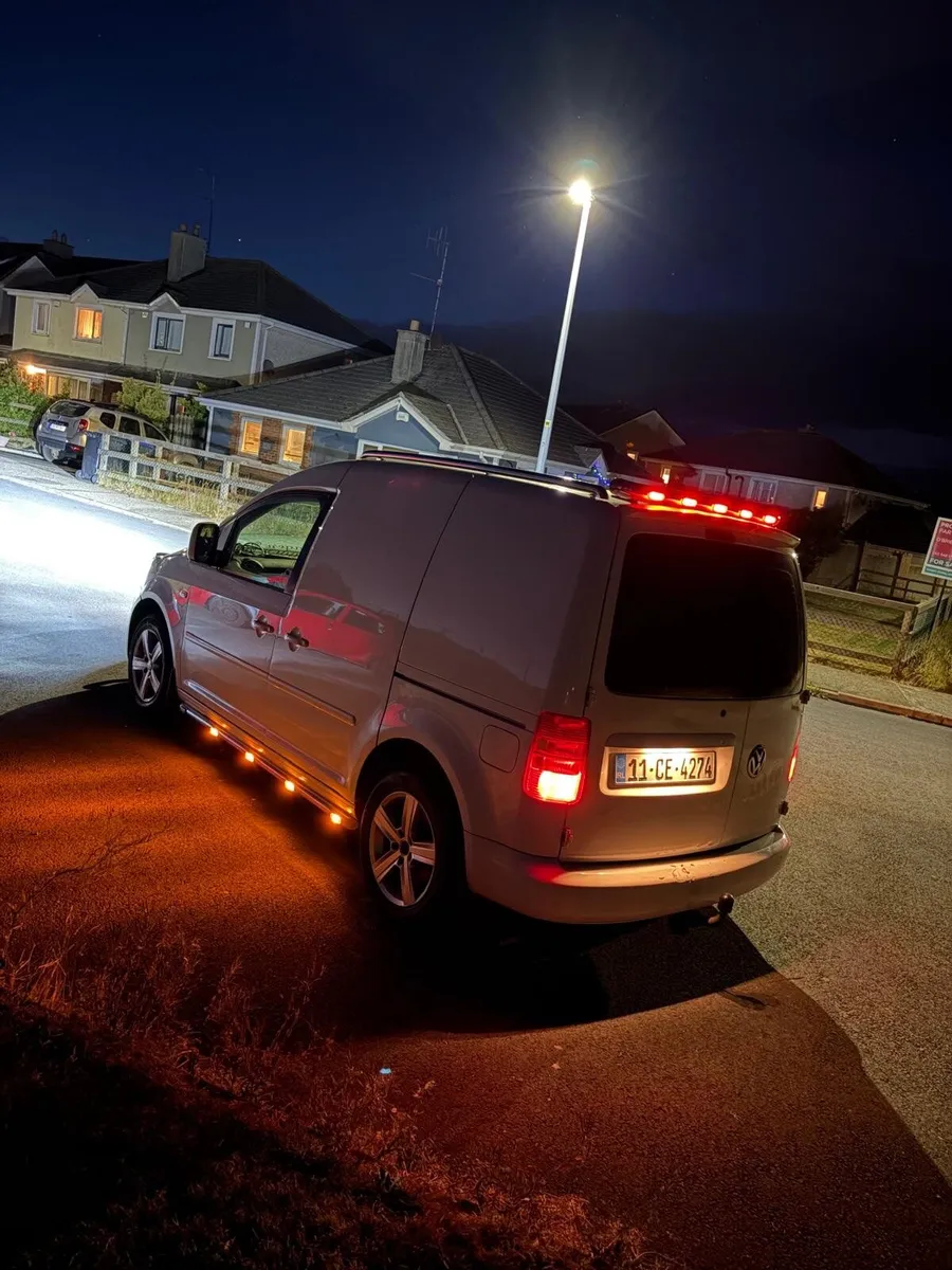 Volkswagen Caddy 2011 - Image 2
