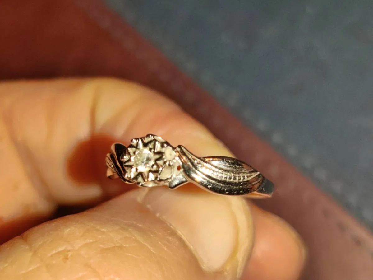 DIAMOND TWIST SOLITAIRE, 9CT WHITE Gold New Ring ! - Image 2