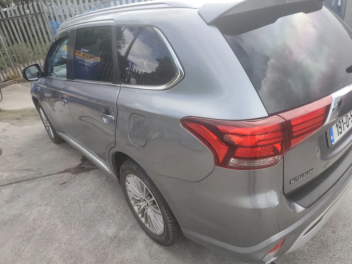 191 Mitsubishi Outlander hybrid - Image 2