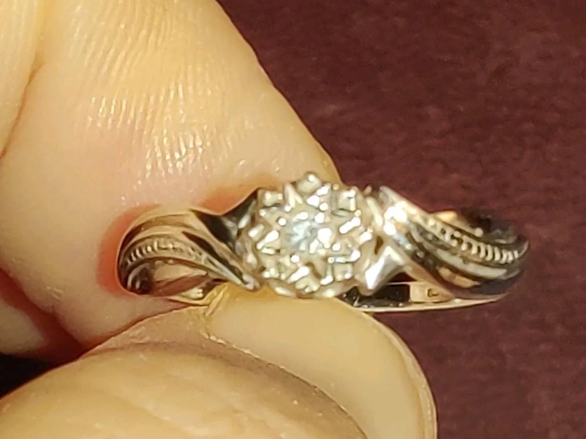 DIAMOND TWIST SOLITAIRE, 9CT WHITE Gold New Ring ! - Image 1