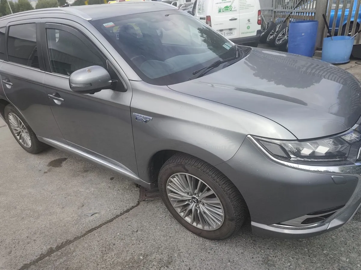 191 Mitsubishi Outlander hybrid - Image 1