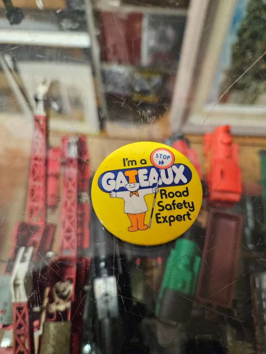 Vintage Gateaux Badge - Image 1