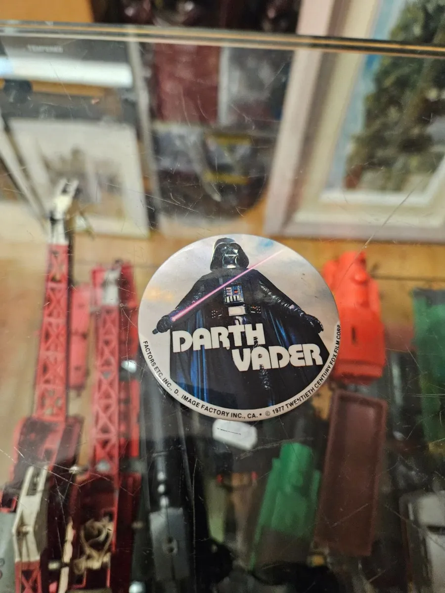 Vintage Star Wars Darth Vader Badge - Image 1