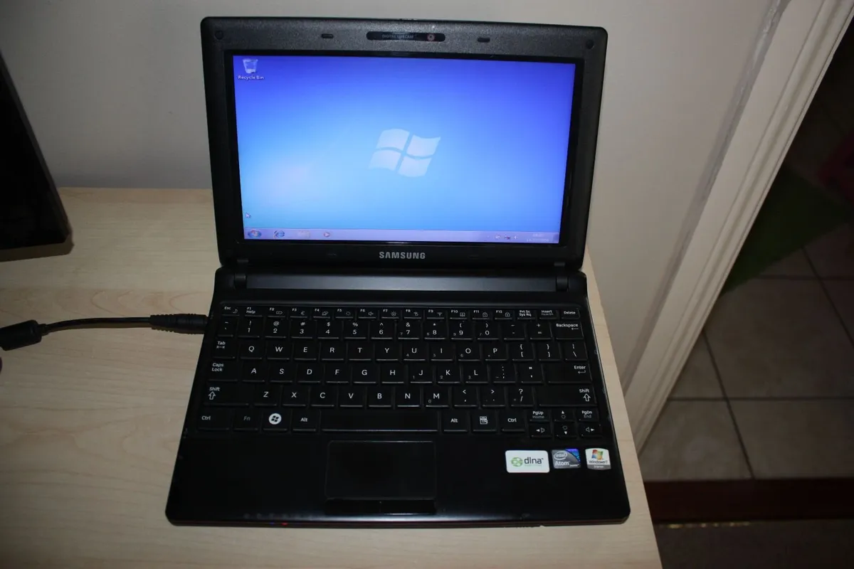 Samsung N150 Plus Netbook 500GB HDD Charger & Bag - Image 1