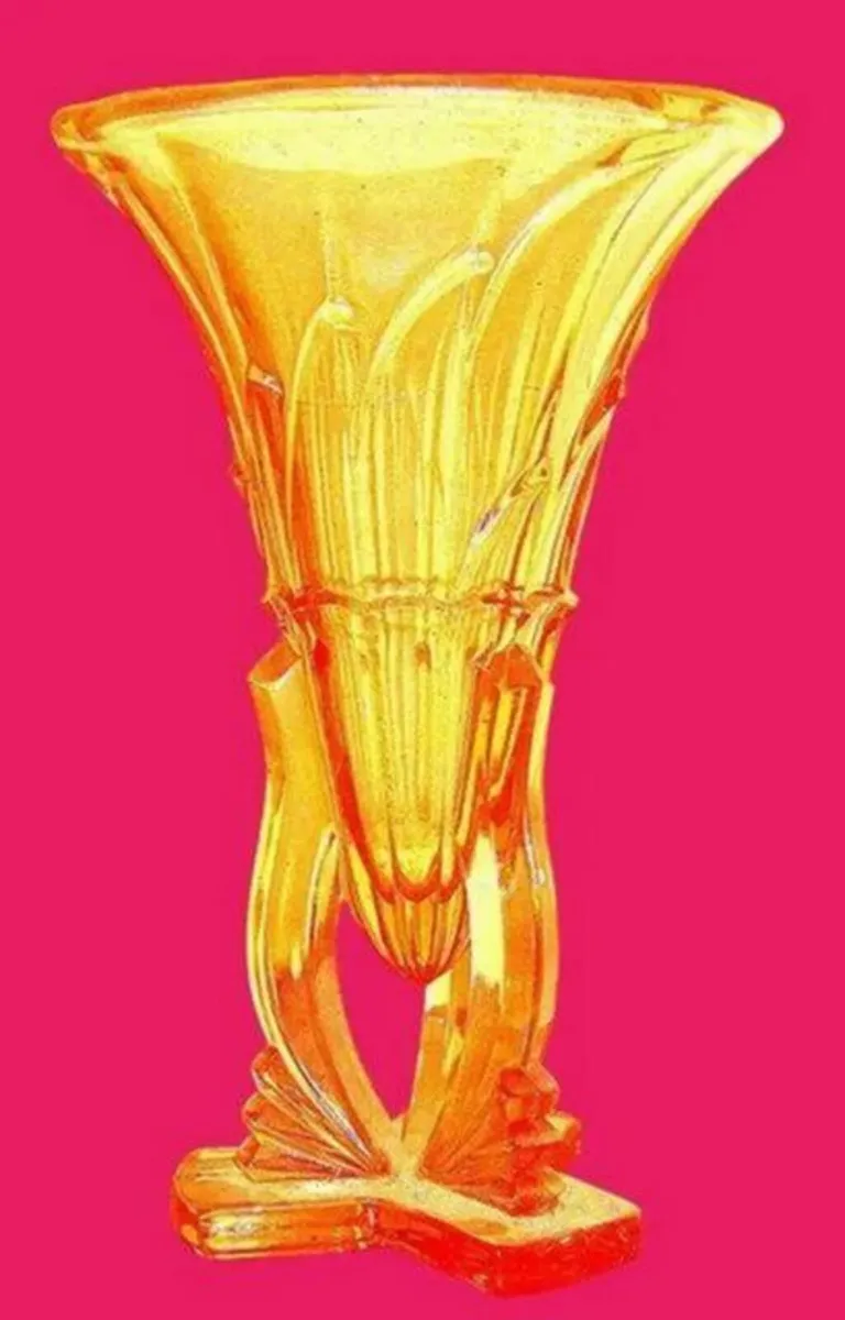 Pristine 1930s Art Deco Pink Glass Rocket Vase - Image 2